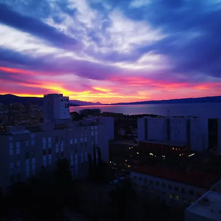 The Golden View سبليت